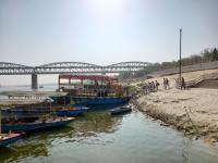 HH Swamiji and Yatri-s board 4 Bajra boats from Namo Ghat and depart for Raja Ghathi (26.03.2025)